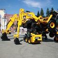 Жители Екатеринбурга отметили День строителя с техникой JCB, Scania и Toyota